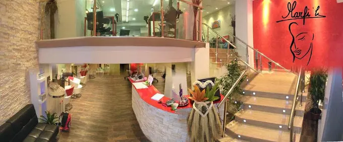 centro1 Salón donde los alumnos realizan las prácticas de peluquería y estética | Marfil formación