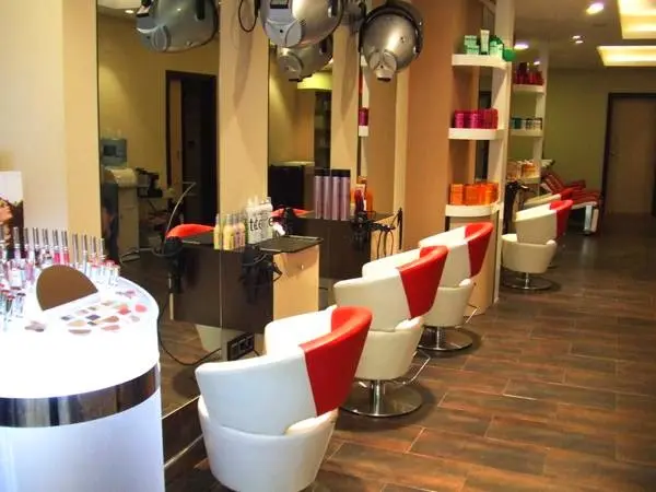 centro-marfil-formacion-peluqueria Foto del salón donde los alumnos practican técnicas de peluquería y estética | Marfil formación