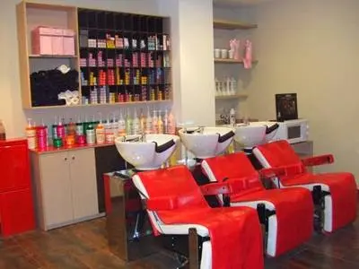 centro3 Detalle del salón donde los alumnos realizan las prácticas de peluquería y estética | Marfil formación